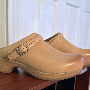 Dansco clogs size 6